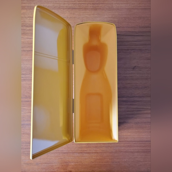 Rare Veuve Clicquot CMEG Gift Box - Picture 2 of 3